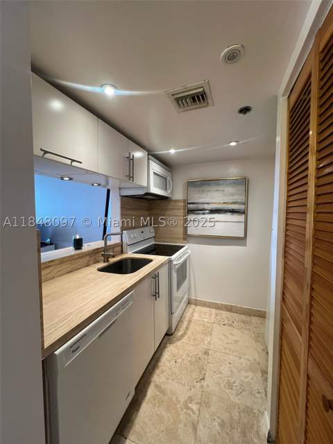 540 Brickell Key Dr 1524, Miami FL - photo 6 of 46
