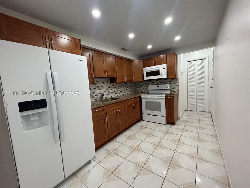1 bedroom Condominium at 1020 94th St 202, Chatillon Hall Condominiu, Bay Harbor Islands — photo 2