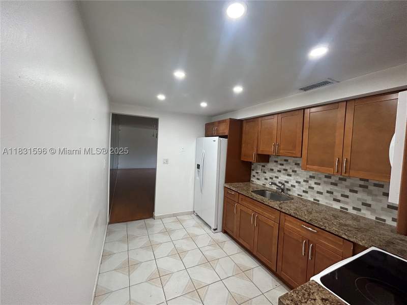 1 bedroom Condominium at 1020 94th St 202, Chatillon Hall Condominiu, Bay Harbor Islands — photo 3