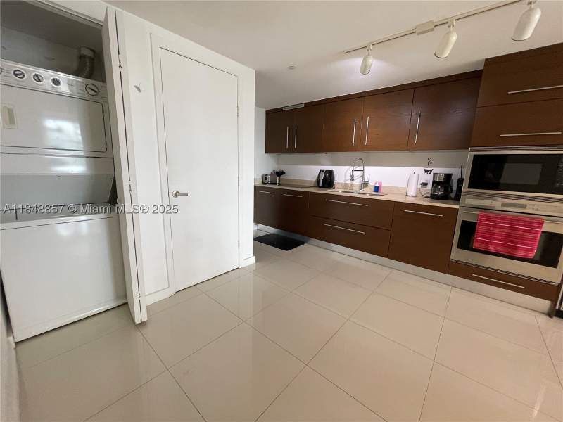 1 bedroom Condominium at 485 Brickell Ave 3711, Icon Brickell Condo No 3, Miami — photo 3