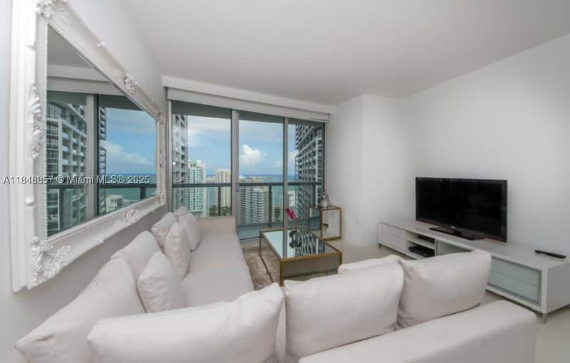 1 bedroom Condominium at 485 Brickell Ave 3711, Icon Brickell Condo No 3, Miami — photo 5
