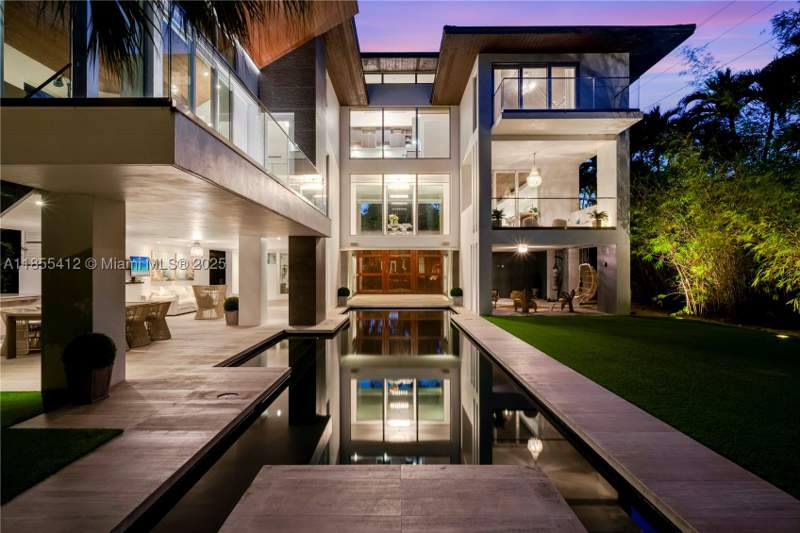 5 bedroom SingleFamilyResidence at 545 Sabal Palm, Tropical Isle Homes Sub 2N, Key Biscayne — photo 2