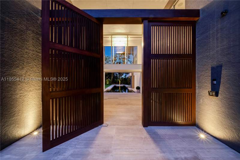 5 bedroom SingleFamilyResidence at 545 Sabal Palm, Tropical Isle Homes Sub 2N, Key Biscayne — photo 5