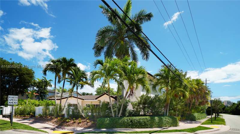 4 bedroom SingleFamilyResidence at 691 Ridgewood Rd, Biscayne Key Estates, Key Biscayne — photo 2
