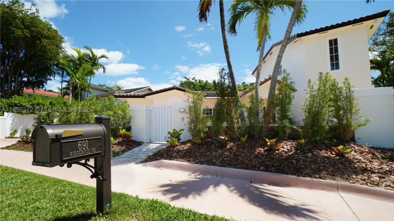 4 bedroom SingleFamilyResidence at 691 Ridgewood Rd, Biscayne Key Estates, Key Biscayne — photo 3