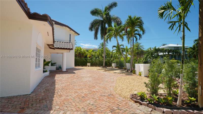 4 bedroom SingleFamilyResidence at 691 Ridgewood Rd, Biscayne Key Estates, Key Biscayne — photo 5