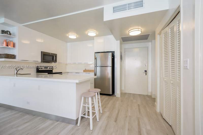 1 bedroom Condominium at 5601 Collins Ave 1204, The Pavilion Condo, Miami Beach — photo 4