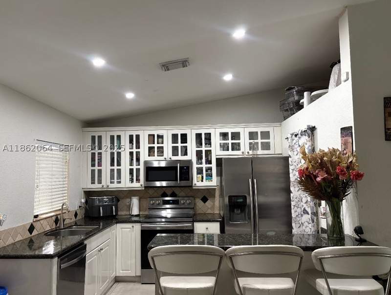 3 bedroom SingleFamilyResidence at 20990 SW 119th Ct, Oak Ridge Villas Sec 1 Re, Miami — photo 2