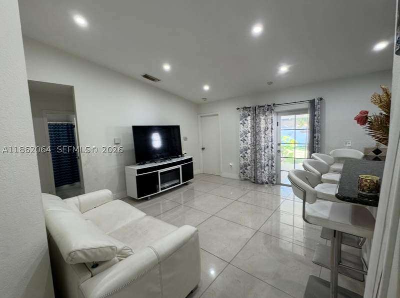 3 bedroom SingleFamilyResidence at 20990 SW 119th Ct, Oak Ridge Villas Sec 1 Re, Miami — photo 3