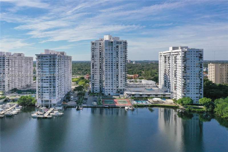 1 bedroom Condominium at 2750 NE 183rd St 2707, Commodore Plaza Condo, Aventura — photo 4