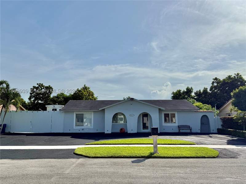 3 bedroom SingleFamilyResidence at 6553 SW 148th Pl, Westwind Lakes Sec 2, Miami — photo 2