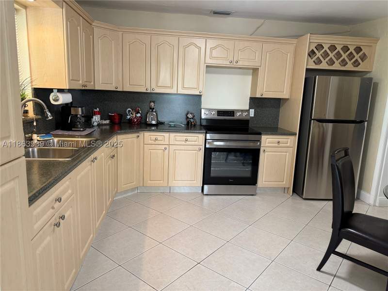 3 bedroom SingleFamilyResidence at 6553 SW 148th Pl, Westwind Lakes Sec 2, Miami — photo 4