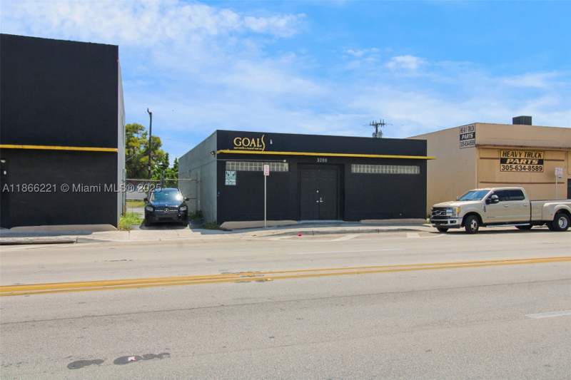 2 bedroom SingleFamilyResidence at 3267 NW 35th St, Melrose Heights 4th Sec, Miami — photo 4