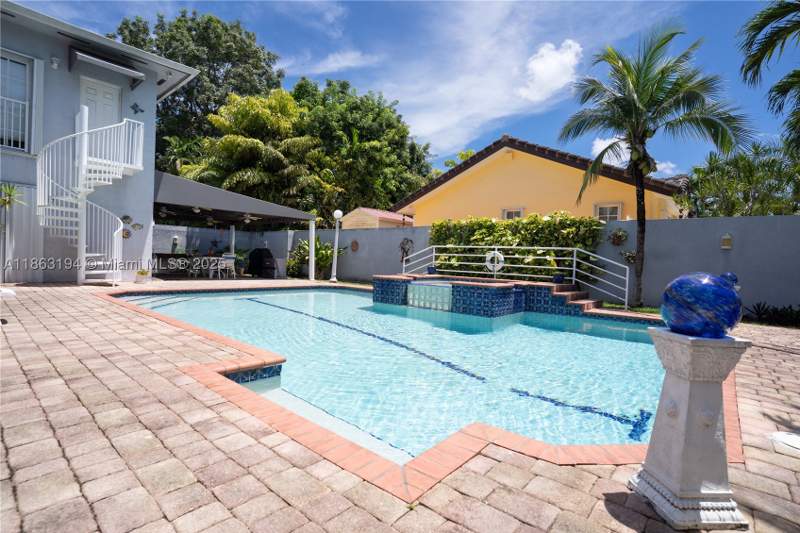 4 bedroom SingleFamilyResidence at 11680 SW 92nd St, Timberwood Estates, Miami — photo 2