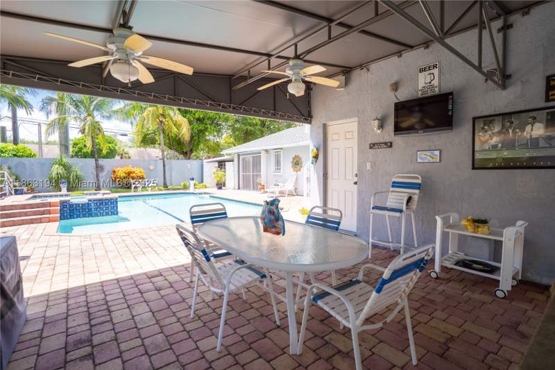 4 bedroom SingleFamilyResidence at 11680 SW 92nd St, Timberwood Estates, Miami — photo 3