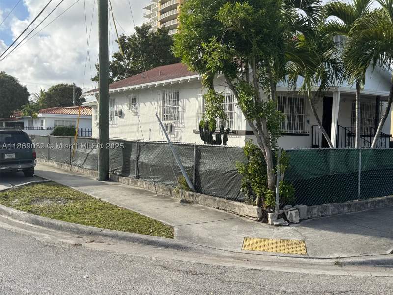 3 bedroom SingleFamilyResidence at 844 SW 8th Ct, Andres, Miami — photo 3