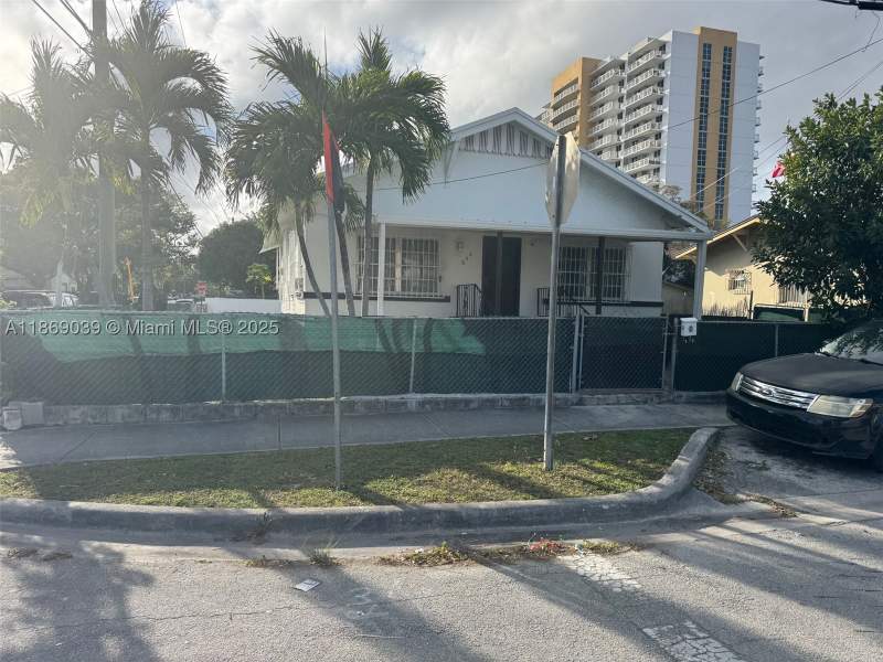 3 bedroom SingleFamilyResidence at 844 SW 8th Ct, Andres, Miami — photo 5