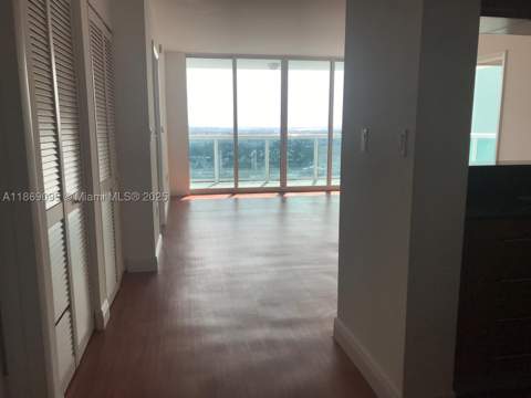 1800 N Bayshore Dr 3910, Miami FL - photo 6 of 9