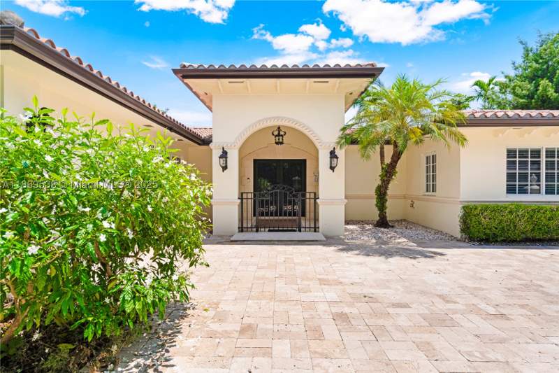 5 bedroom SingleFamilyResidence at 4001 Santa Maria St, C Gab Country Club Sec 5, Coral Gables — photo 3