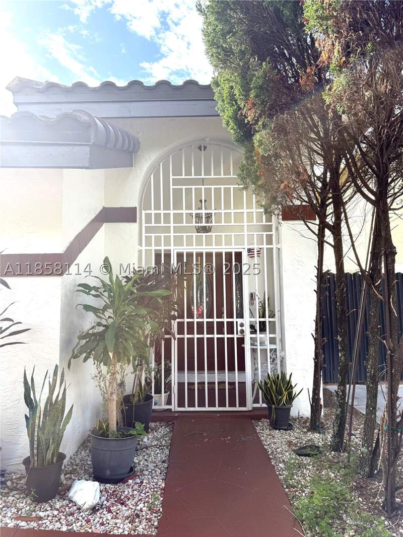4 bedroom SingleFamilyResidence at 11266 SW 33rd St, Menes Sub, Miami — photo 2