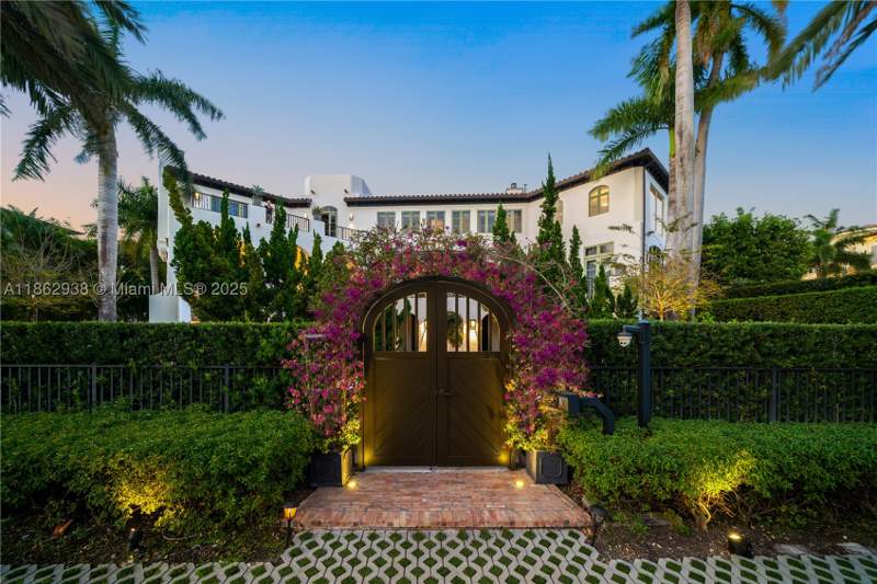 7 bedroom SingleFamilyResidence at 3305 S Moorings Way, The Moorings, Miami — photo 2