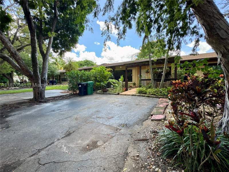 2 bedroom Townhouse at 13527 SW 101st Ln, Cindis Place Sec 2, Miami — photo 2