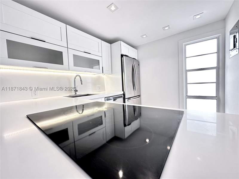 1 bedroom Condominium at 3301 N Country Club Dr 410, Bravura I Condo, Aventura — photo 2