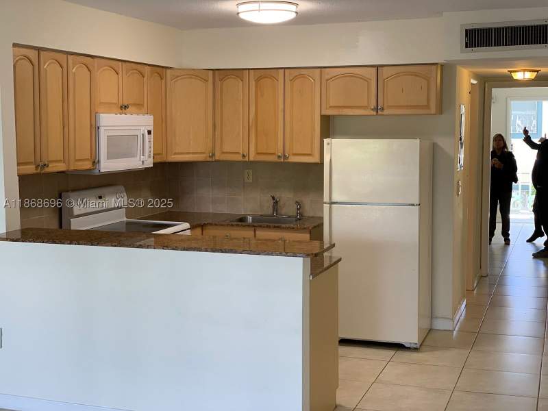 1 bedroom Condominium at 1120 102nd St 16, Golden Key Condo, The, Bay Harbor Islands — photo 3