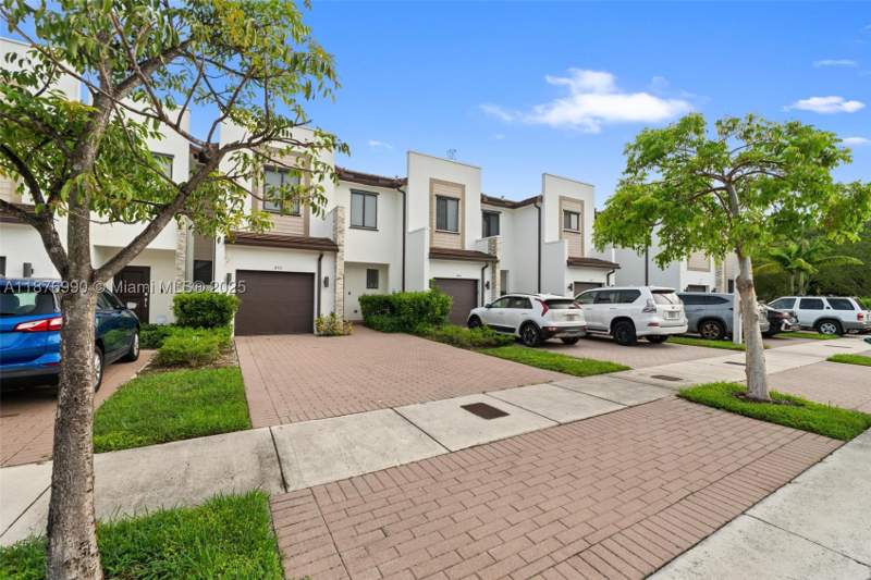 3 bedroom Townhouse at 403 NE 212th St, Via Venture Neighborhood, Miami — photo 2