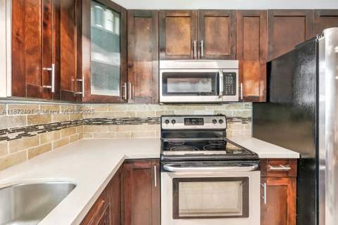 7830 Dickens Ave 202, Miami Beach FL - photo 12 of 40