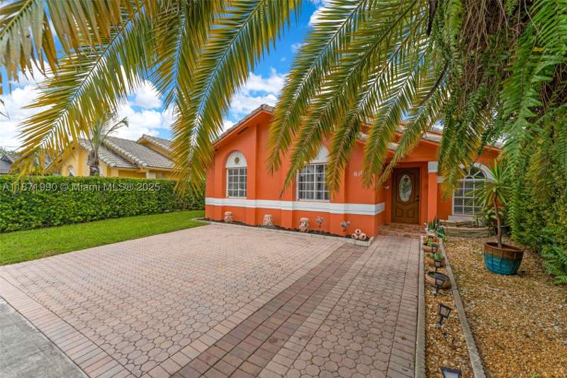 4 bedroom SingleFamilyResidence at 8101 SW 159th Ct, West Garden Homes At Lago, Miami — photo 2