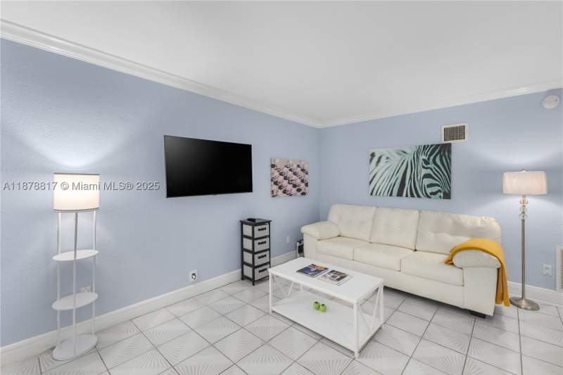 1 bedroom StockCooperative at 350 Collins Ave 103, Ocean Beach Fla Sub, Miami Beach — photo 2