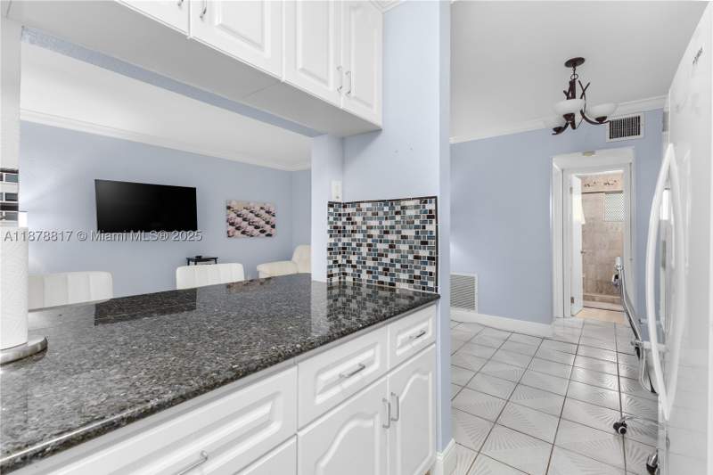 1 bedroom StockCooperative at 350 Collins Ave 103, Ocean Beach Fla Sub, Miami Beach — photo 4
