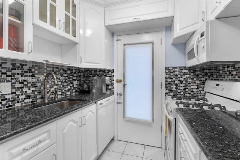 1 bedroom StockCooperative at 350 Collins Ave 103, Ocean Beach Fla Sub, Miami Beach — photo 5