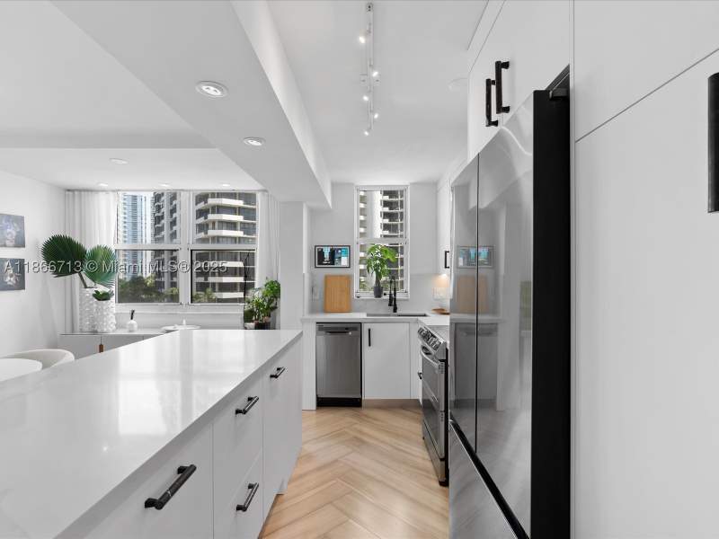 2 bedroom Condominium at 770 Claughton Island Dr 701, Isola Condo, Miami — photo 2
