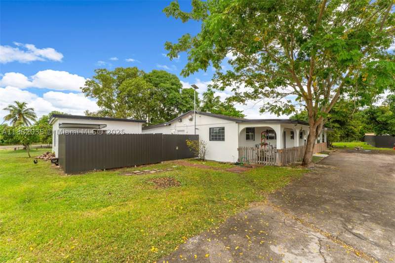 8 bedroom SingleFamilyResidence at 12750 SW 197th Ave, Acreag0002, Miami — photo 2