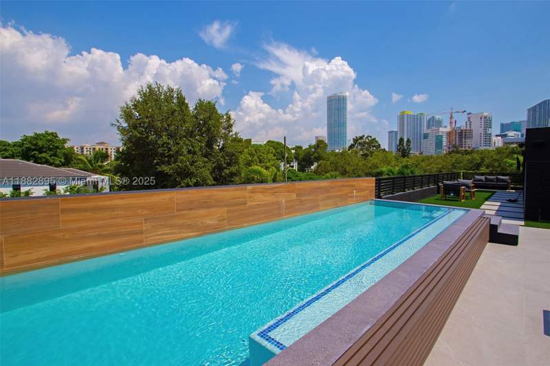 3 bedroom SingleFamilyResidence at 420 SW 15th Rd, Holleman Park, Miami — photo 2
