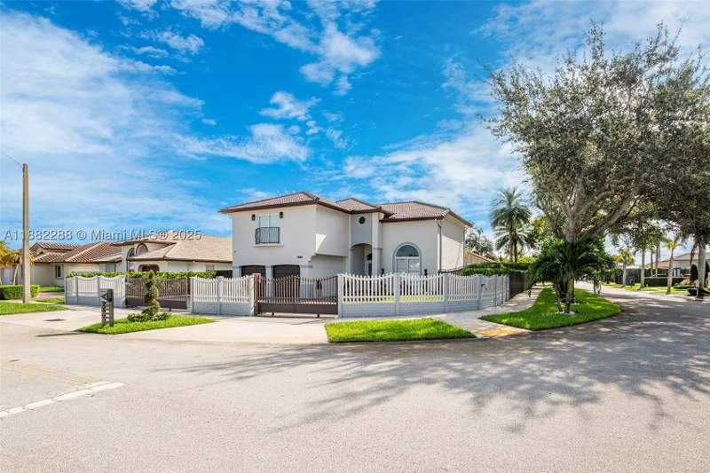 5 bedroom SingleFamilyResidence at 1385 SW 143rd Ct, West Dade Land Sub, Miami — photo 2