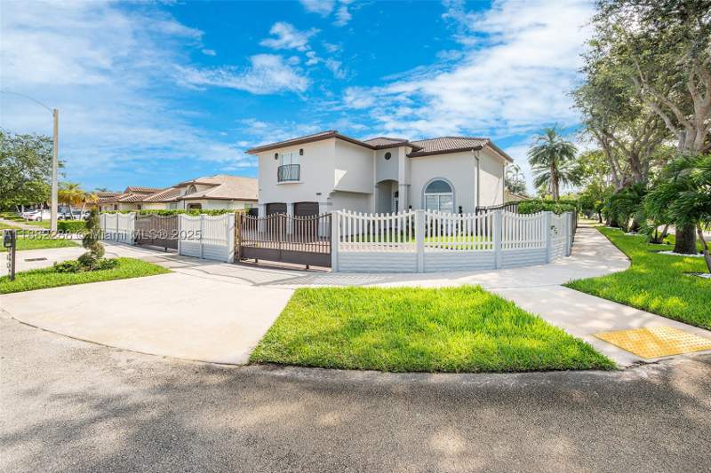5 bedroom SingleFamilyResidence at 1385 SW 143rd Ct, West Dade Land Sub, Miami — photo 4