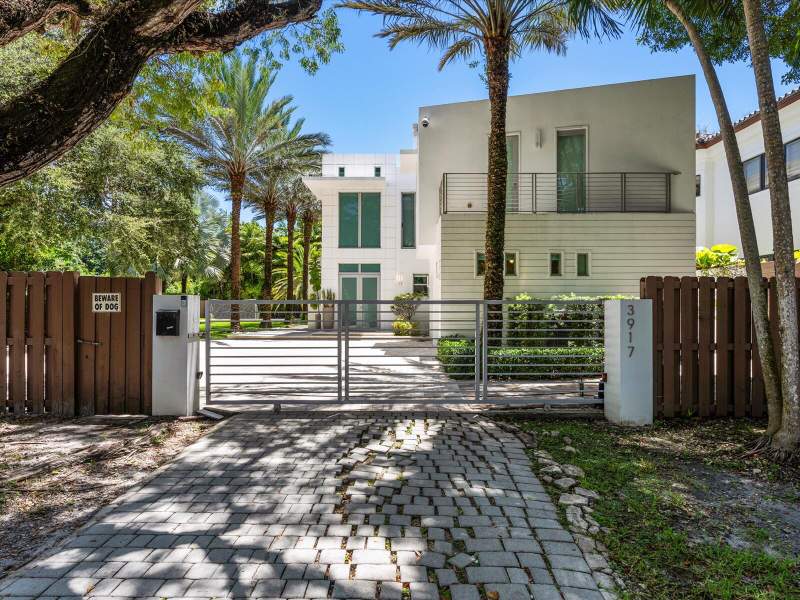 6 bedroom SingleFamilyResidence at 3917 SW 42nd Avenue, Rapanos Subdivision, Miami — photo 3