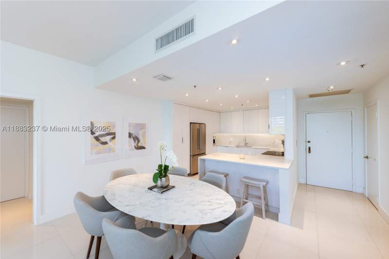 3 bedroom Condominium at 251 Crandon Blvd 227, Key Colony No 2 Condo, Key Biscayne — photo 2