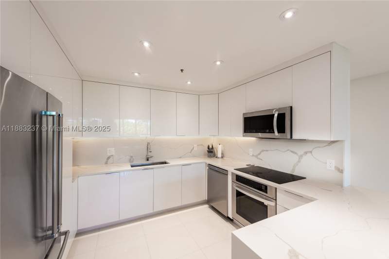 3 bedroom Condominium at 251 Crandon Blvd 227, Key Colony No 2 Condo, Key Biscayne — photo 3