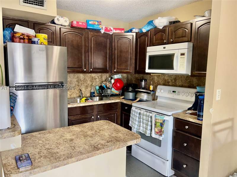 2 bedroom Condominium at 415 NW 210th St 206, McArthur Park Misty Lk Co, Miami Gardens — photo 2