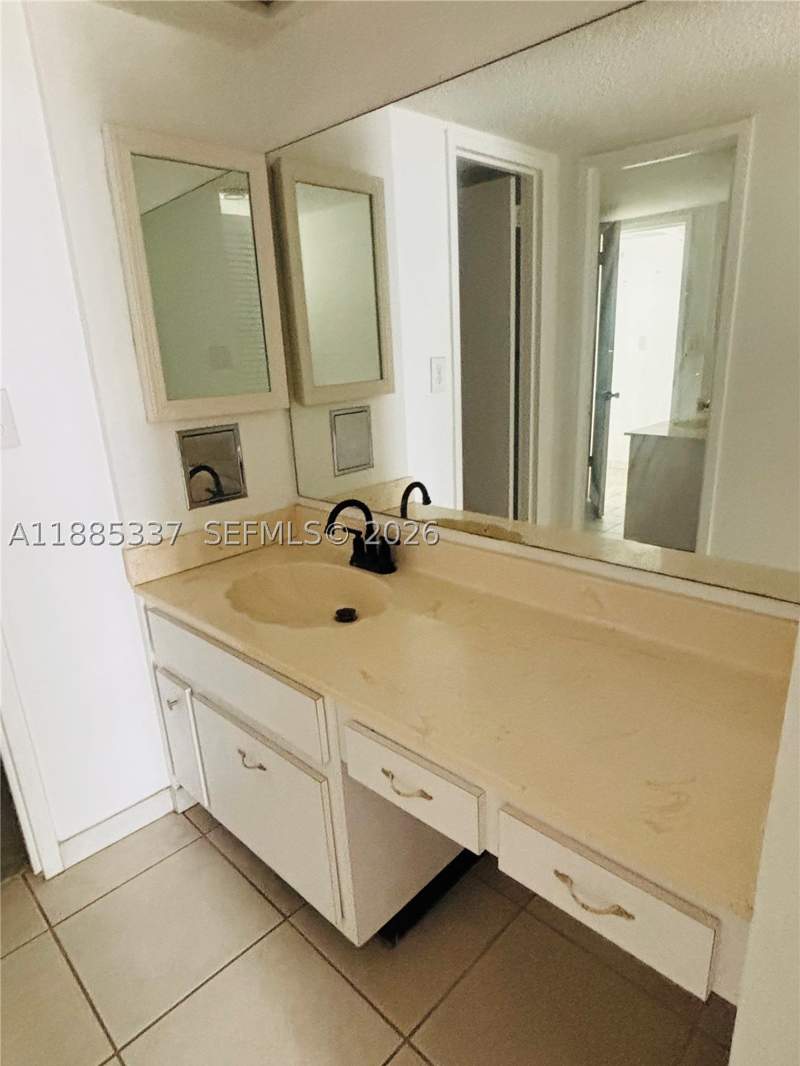 1 bedroom Condominium at 5701 Collins Ave 709, Arlen Beach Condo, Miami Beach — photo 4