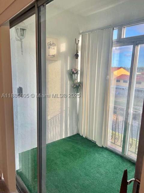 1300 W 53rd St 18, Hialeah FL - photo 6 of 17