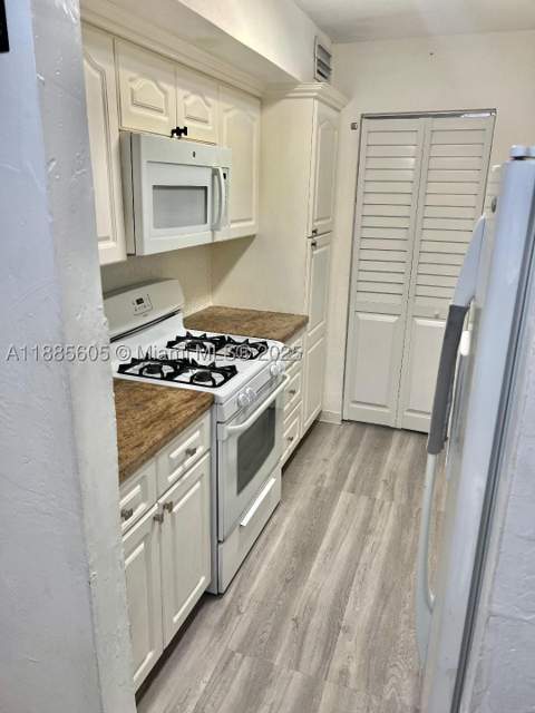 1300 W 53rd St 18, Hialeah FL - photo 7 of 17