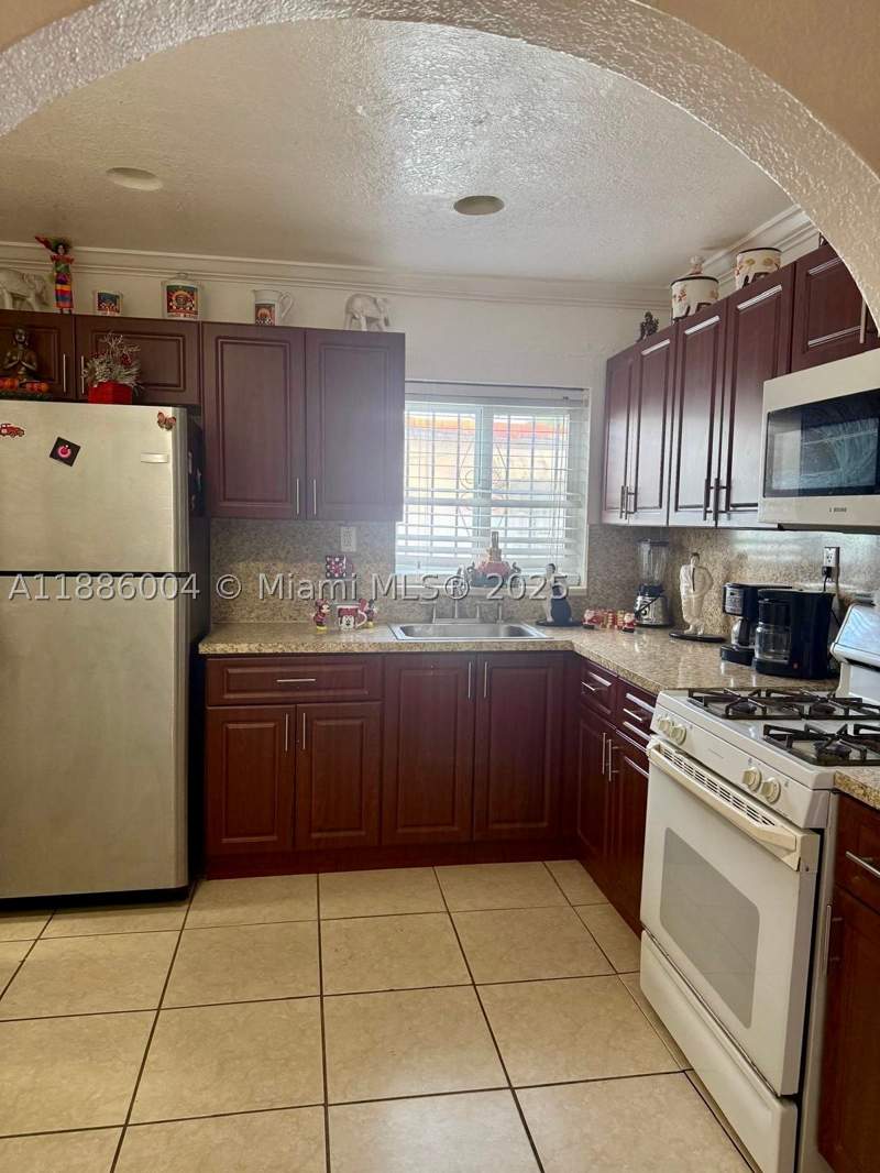 5 bedroom SingleFamilyResidence at 19611 NW 47th Ave, Carol City Gdns 1st Addn, Miami Gardens — photo 5