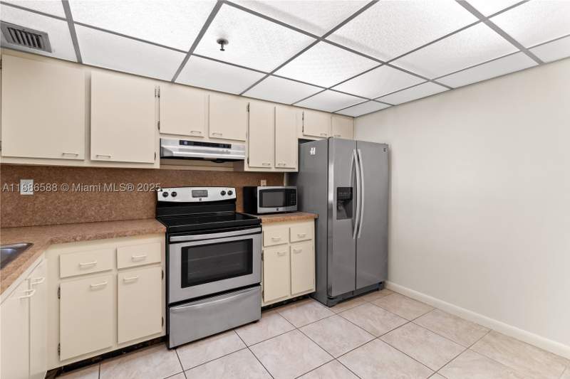 2 bedroom Condominium at 2625 Collins Ave 608, Oceanfront Plaza Condo, Miami Beach — photo 2