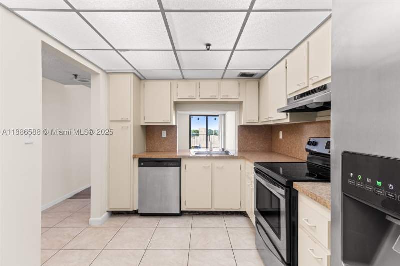 2 bedroom Condominium at 2625 Collins Ave 608, Oceanfront Plaza Condo, Miami Beach — photo 4