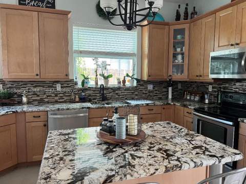 18247 NW 88th Pl, Hialeah FL - photo 12 of 45